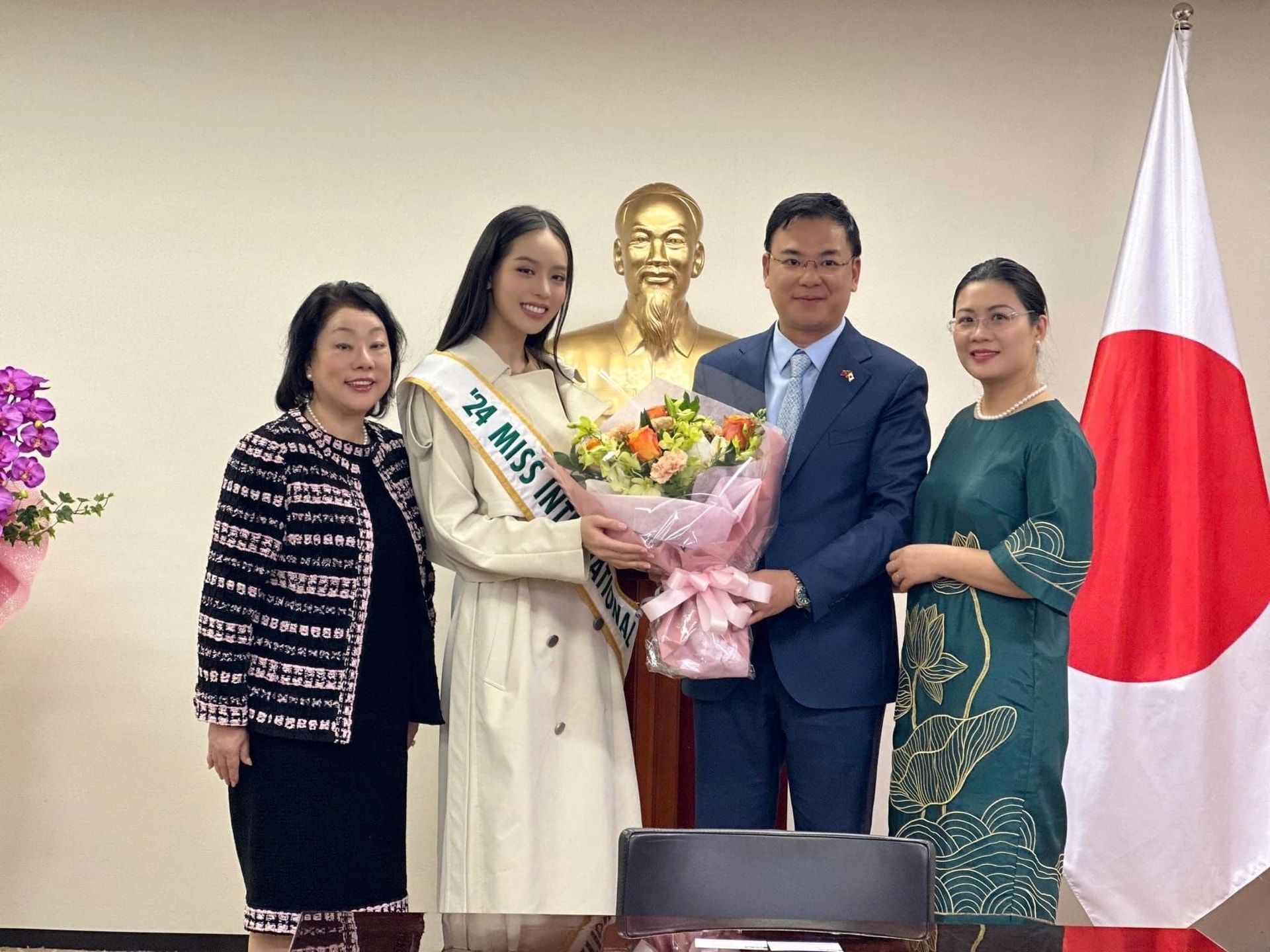 Hoa hậu Thanh Thuỷ cùng đại diện ban tổ chức Miss International ghé thăm Đại sứ quán Việt Nam tại Nhật Bản.