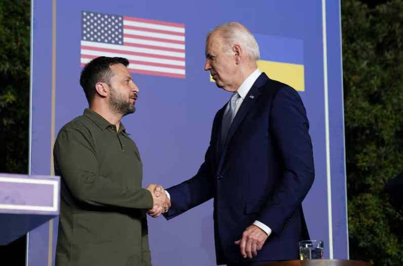 Tổng thống Mỹ Joe Biden và Tổng thống Ukraine Volodymyr Zelensky gặp nhau tạiFasano, Italy, ngày 13/6/2024. (Ảnh: Reuters)