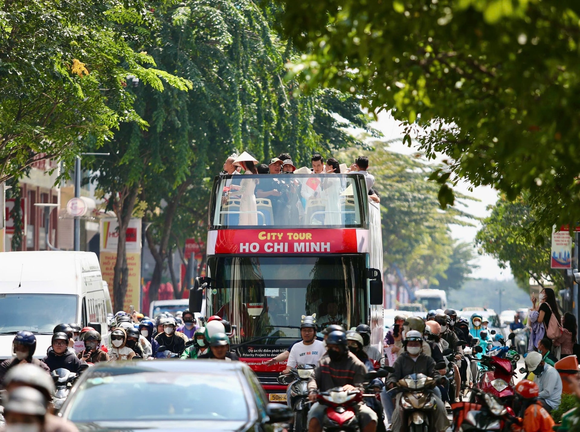 Hoa hậu Thanh Thủy diễu hành, vẫy tay chào khán giả tại TPHCM ảnh 37