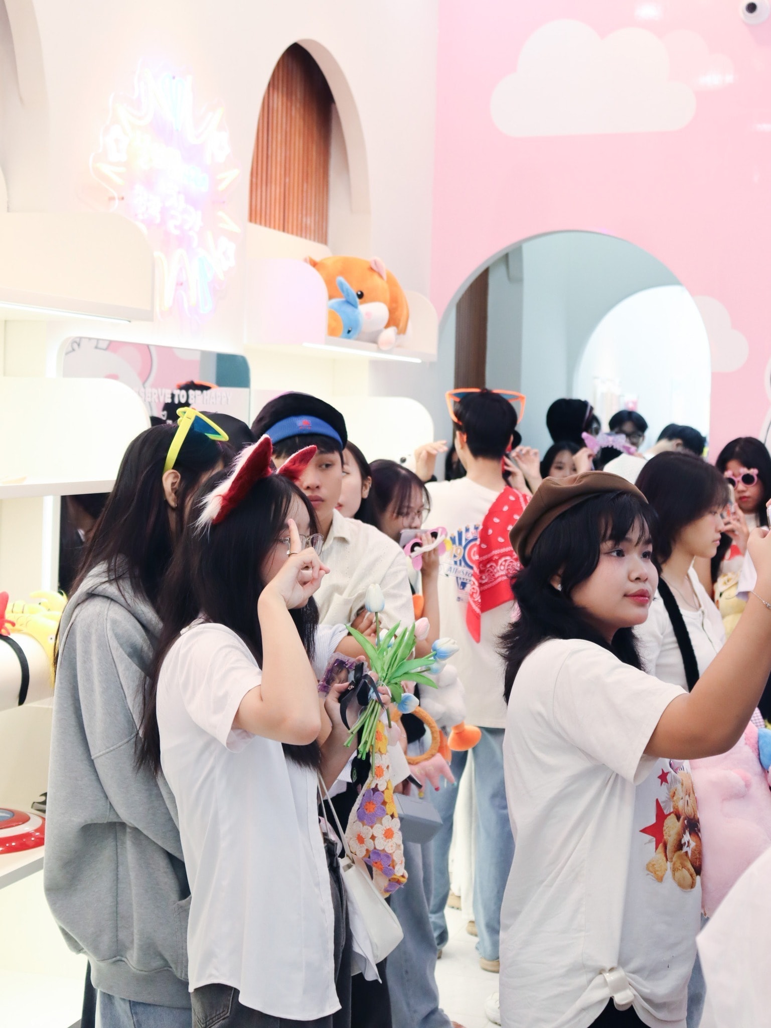 Nhiều người sẵn sàng chờ cả tiếng để đến lượt chụp photobooth. (Ảnh: Phototime)