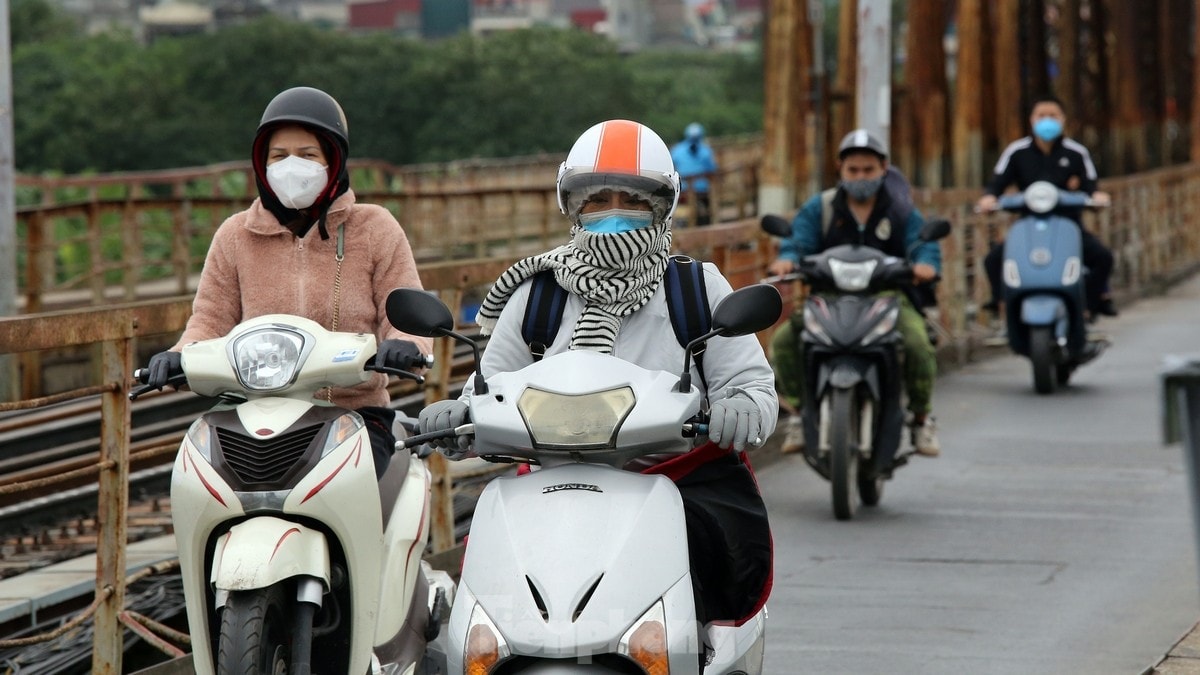 Người Hà Nội và du khách ‘diện’ áo ấm xuống phố đón đợt rét đầu mùa ảnh 13