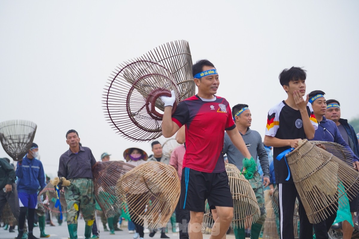 Hàng trăm người xuống ruộng bắt cá cầu may giữa trời lạnh 16 độ ảnh 3