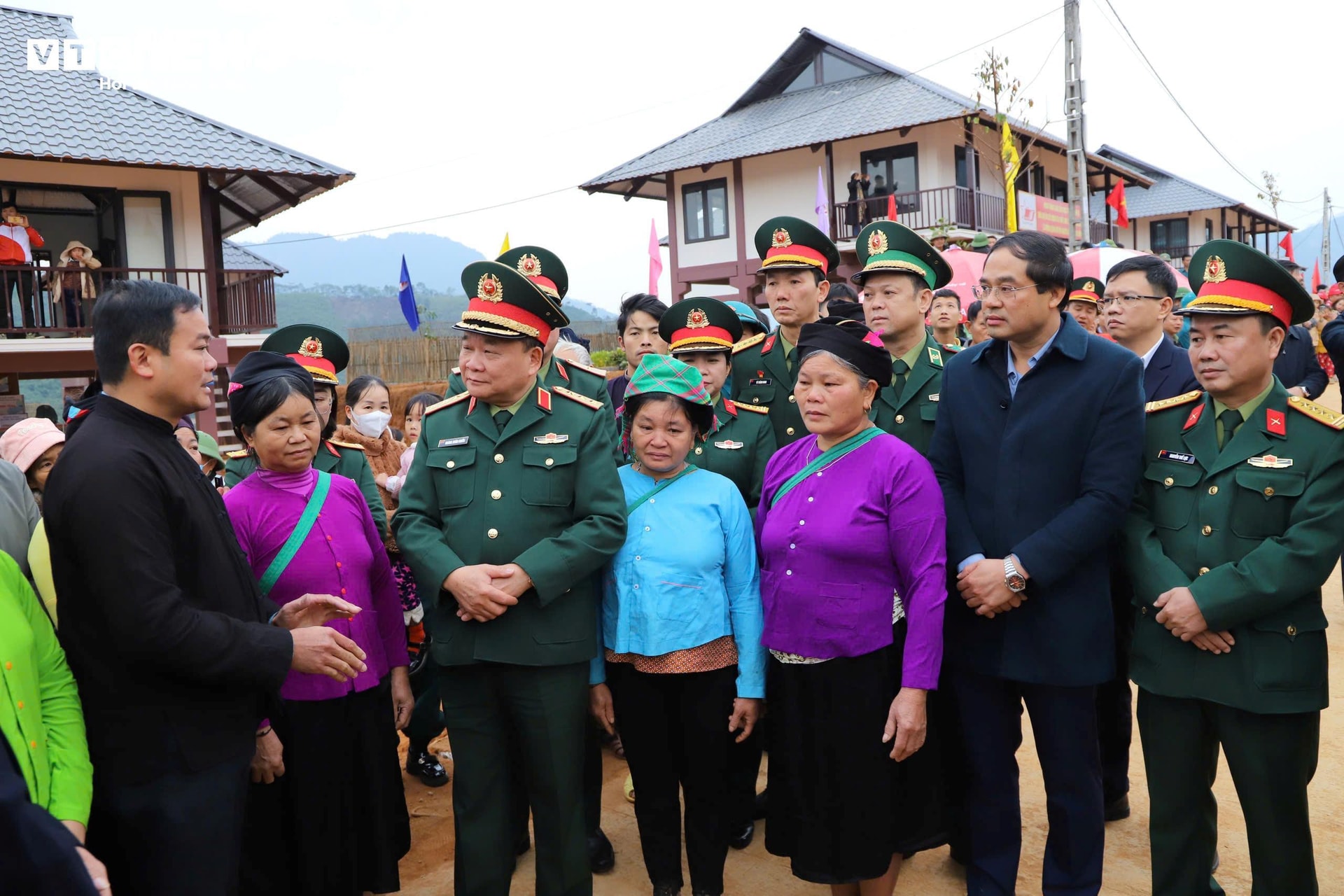 Thượng tướng Hoàng Xuân Chiến mong muốn cán bộ, đảng viên, Nhân dân thôn Làng Nủ đoàn kết vượt qua đau thương, quyết tâm xây dựng Làng Nủ phát triển và hạnh phúc trong thời gian tới.