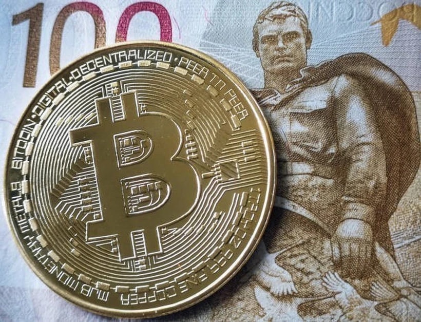 Đồng tiền ruble của Nga và đồng tiền kỹ thuật số Bitcoin. (Ảnh: Getty Images/TTXVN)