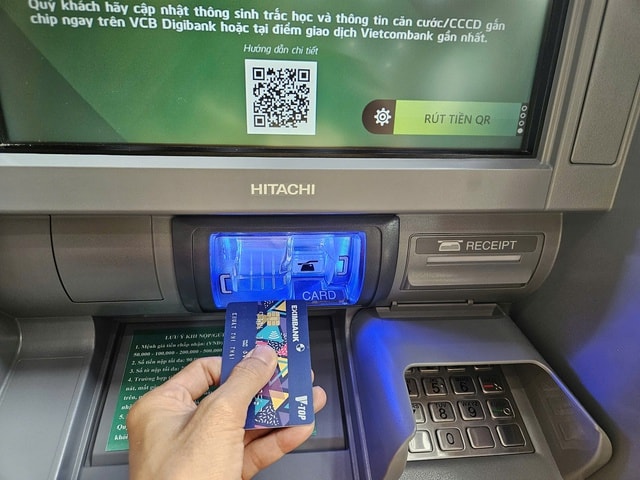 Cuối năm, coi chừng thủ đoạn đánh cắp thông tin thẻ khi rút tiền ở máy ATM- Ảnh 1.