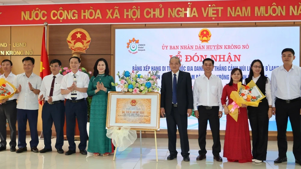 Lãnh đạo UBND tỉnh Đắk Nông, UBND huyện Krông Nô tại buổi lễ đón nhận núi lửa Nâm B’Lang được xếp hạng di tích quốc gia. Ảnh: HV