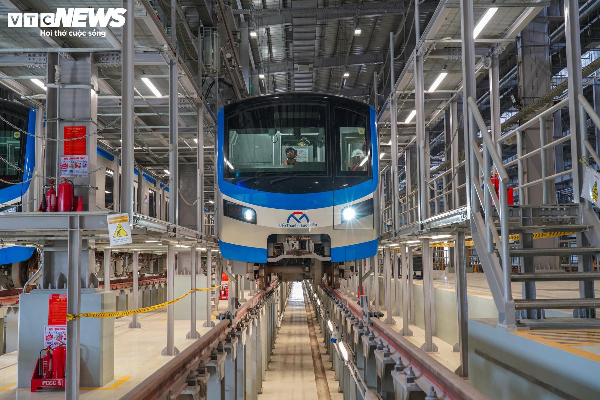 Ngày làm việc thầm lặng của người 'giữ sức khỏe' tàu metro Bến Thành - Suối Tiên - 2