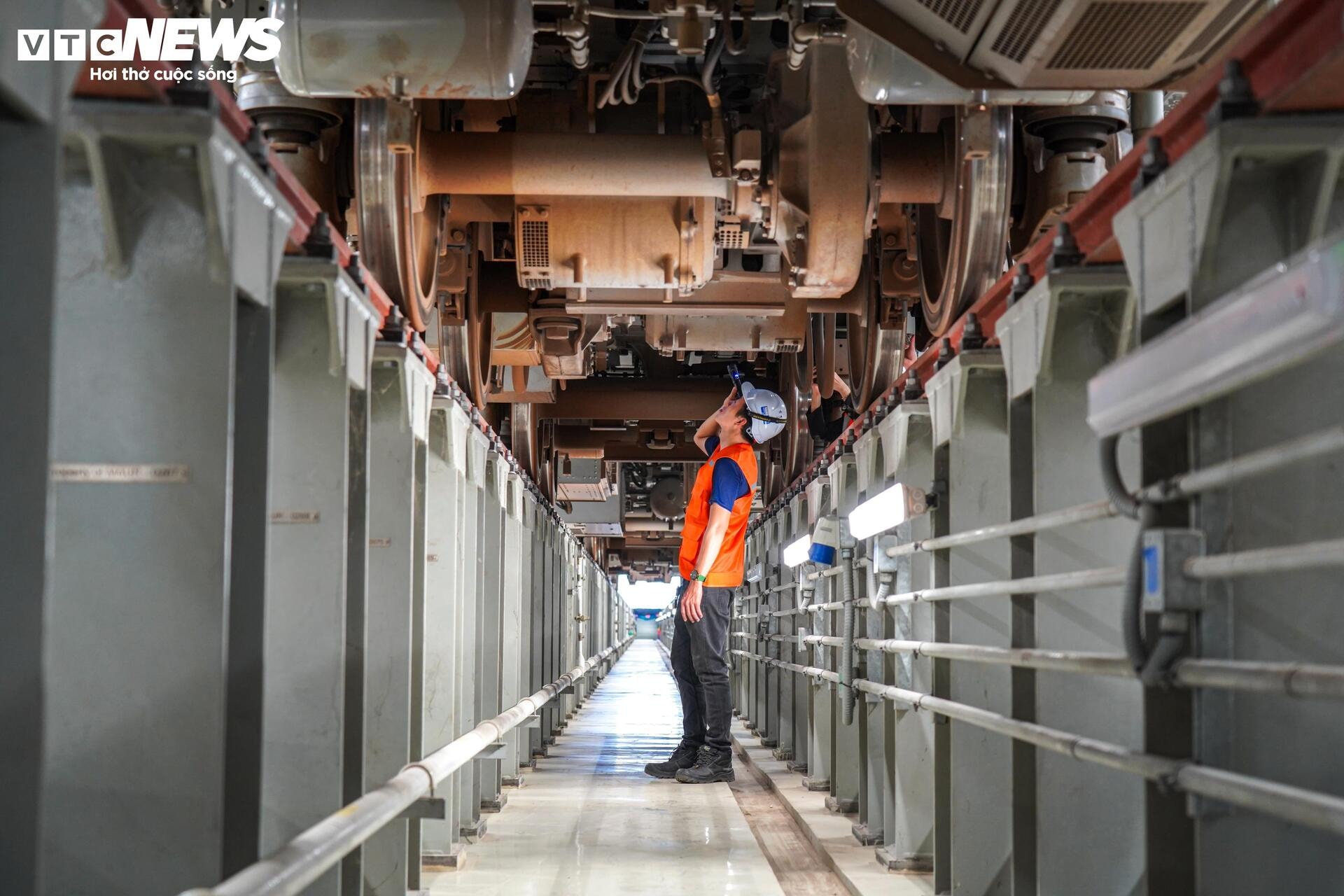 Ngày làm việc thầm lặng của người 'giữ sức khỏe' tàu metro Bến Thành - Suối Tiên - 3