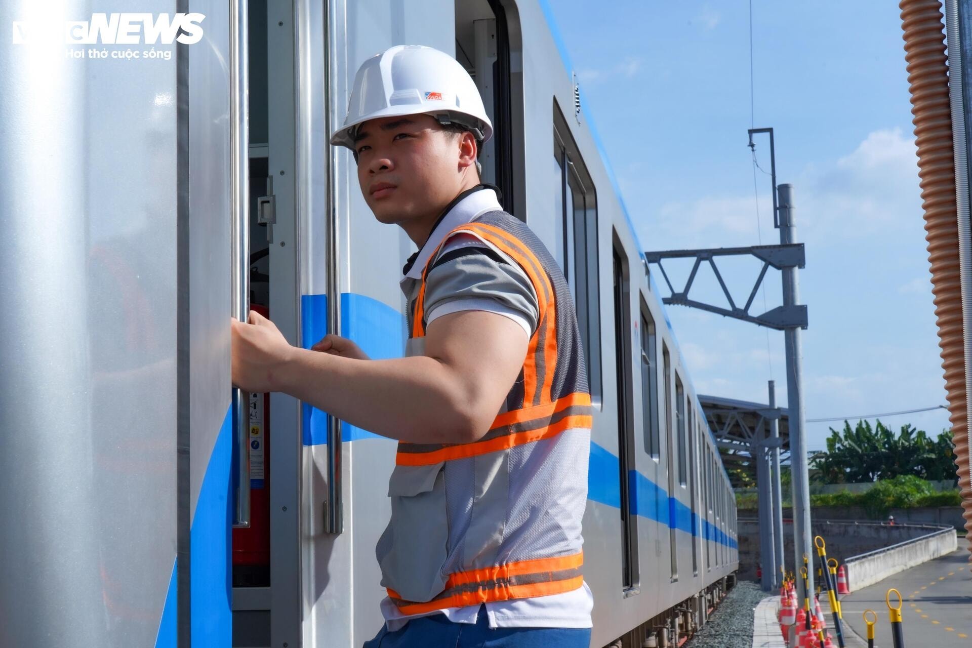 Ngày làm việc thầm lặng của người 'giữ sức khỏe' tàu metro Bến Thành - Suối Tiên - 13