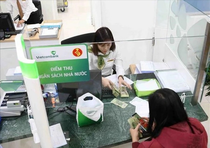 Nộp thuế tại điểm thu Ngân hàng Vietcombank. (Ảnh: Vũ Sinh/TTXVN)