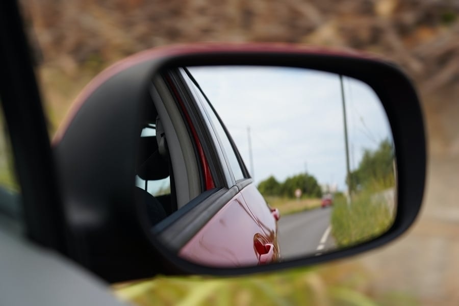 Gương chiếu hậu là bộ phận dễ bị đánh cắp trên ô tô. (Ảnh: Dempster's Quality Car Care)