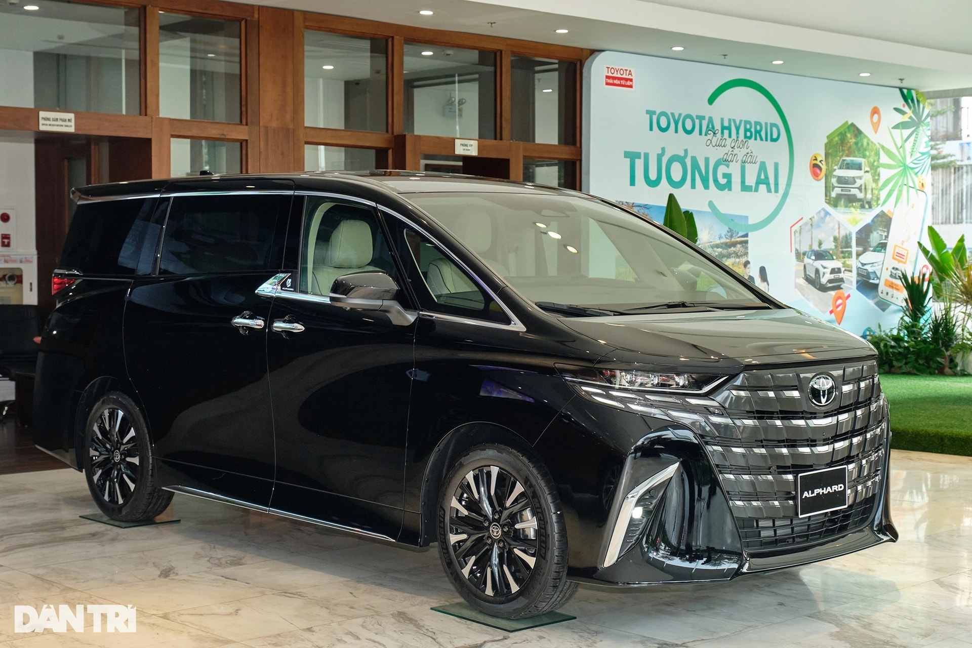 Chuyên cơ mặt đất Toyota Alphard tăng giá 140 triệu đồng tại Việt Nam - 1