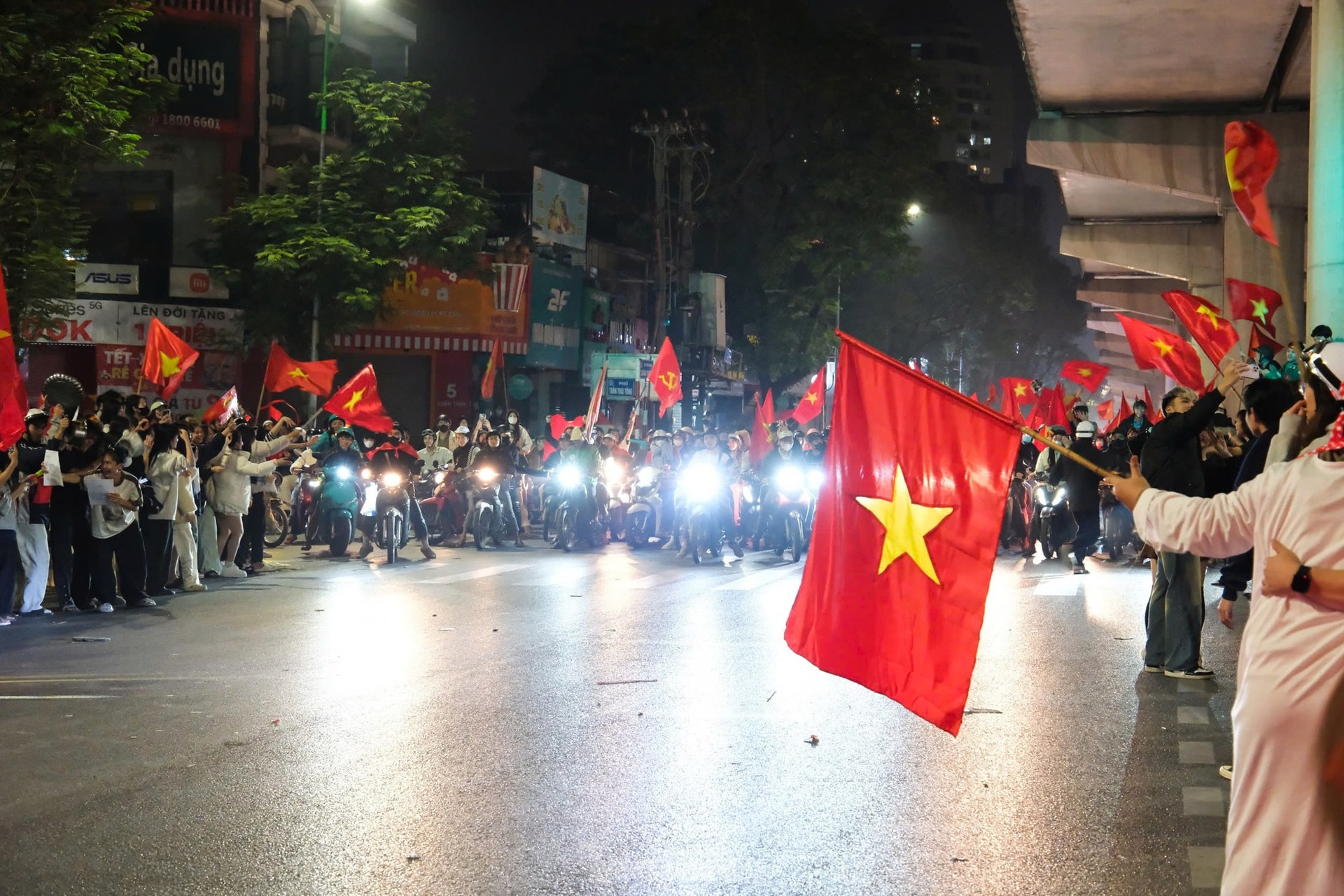 Người hâm mộ ‘cháy’ xuyên đêm ở Hà Nội ăn mừng đội tuyển Việt Nam vô địch ảnh 11