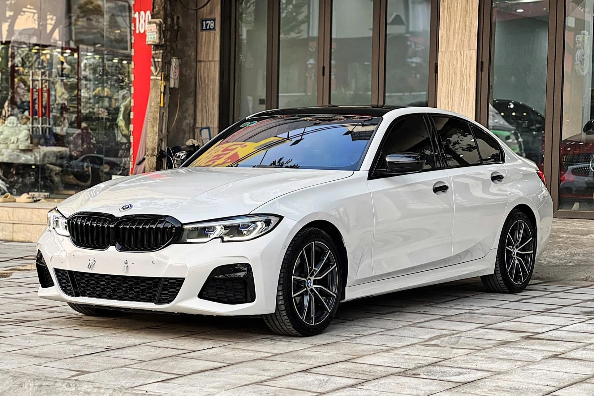 Đi 4 năm, chủ chiếc BMW 3-Series này lỗ nguyên một xe Toyota Camry mới - 1