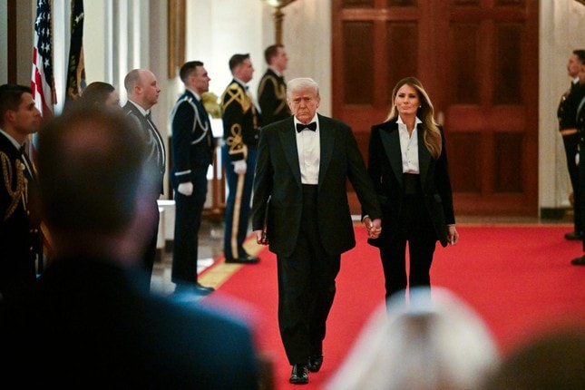 Ảnh ông Trump nắm chặt tay Đệ nhất phu nhân Mỹ gây sốt ảnh 1