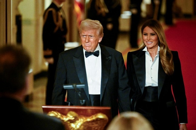 Ảnh ông Trump nắm chặt tay Đệ nhất phu nhân Mỹ gây sốt ảnh 2