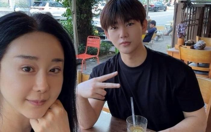 Mỹ nhân phim 'Sex is Zero' khoe nhan sắc bên chồng cũ kém 18 tuổi tại Việt Nam