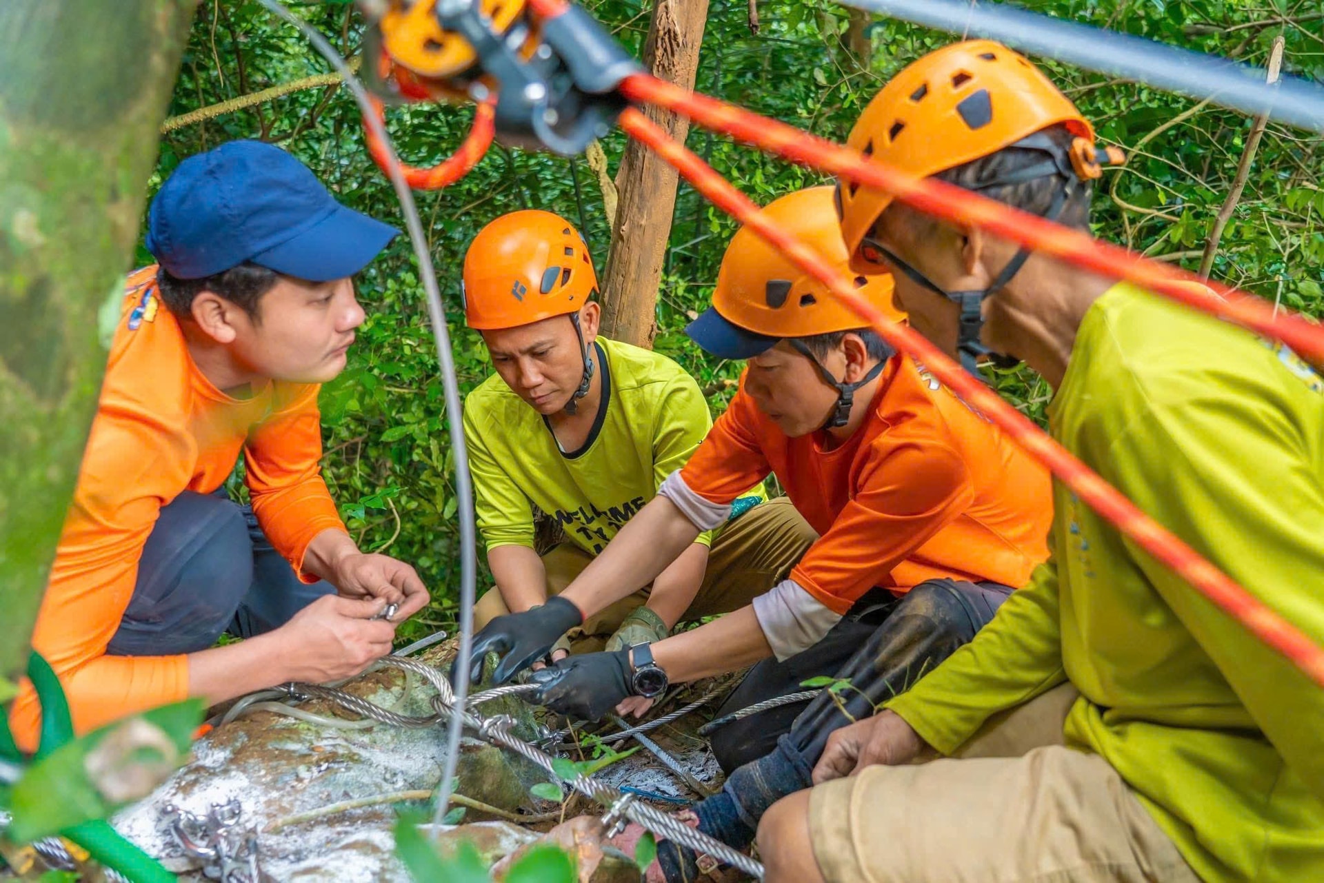 Trải nghiệm đu dây qua hố sụt Ác Mộng bên trong có dòng sông ngầm bí ẩn - 6 Trải nghiệm đu dây qua hố sụt Ác Mộng bên trong có dòng sông ngầm bí ẩn - 6