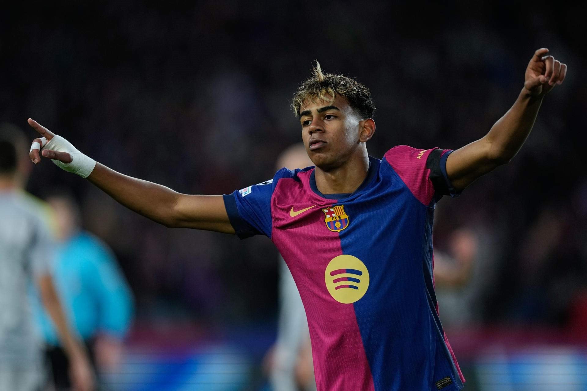 Barca vào tứ kết Champions League: Lamine Yamal sắm vai Messi