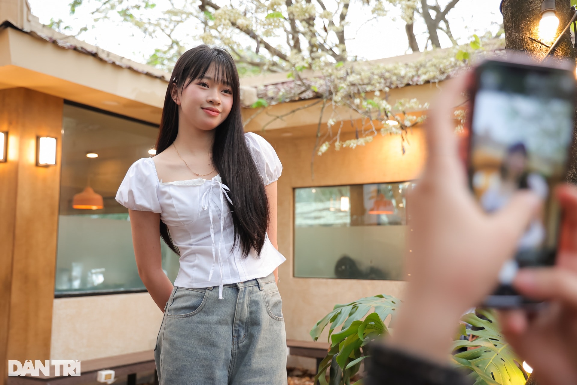 Giới trẻ chen chân xếp hàng, check-in cây hoa sưa hot nhất Hà Nội - 6 Giới trẻ chen chân xếp hàng, check-in cây hoa sưa hot nhất Hà Nội - 6
