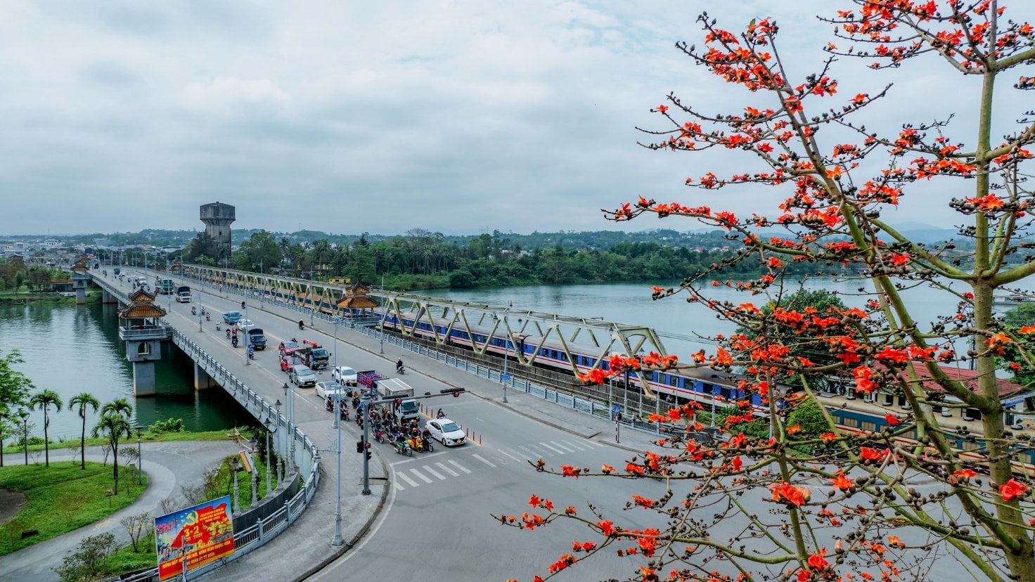 Ngắm nhìn vẻ đẹp của hoa gạo đỏ rực ở xứ Huế - 1