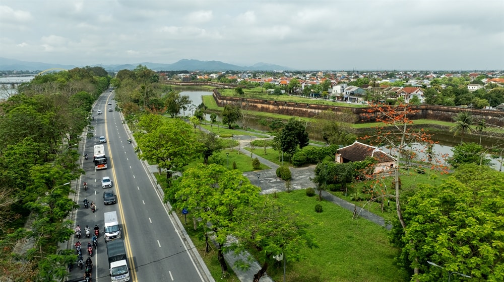 Ngắm nhìn vẻ đẹp của hoa gạo đỏ rực ở xứ Huế - 11