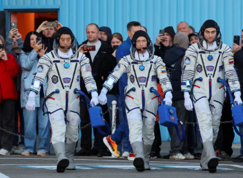 Hai phi hành gia người Nga Sergei Ryzhikov và Alexei Zubritsky, cùng phi hành gia Jonathan Kim của NASA. (Nguồn: ammonnews)