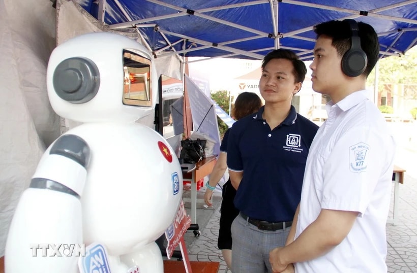 Trải nghiệm robot Anbi tại Ngày hội 'Thanh niên Bắc Giang-Đổi mới sáng tạo thời đại số.' (Ảnh: Đồng Thúy/TTXVN)