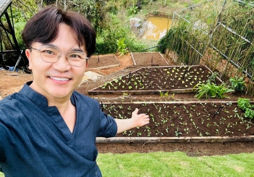 Đại Nghĩa dành một phần đất để trồng hoa và cây cảnh, tự thiết kế không gian sống. Anh tự tay gieo trồng các loại rau thơm, atiso, củ cải đường, cà rốt, ớt, chanh vàng. Nam MC tự nhận bản thân hợp với việc làm nông nên ngôi nhà lúc nào cũng có hoa nở, rau xanh.
