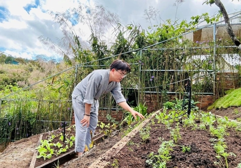 Đại Nghĩa dành một phần đất để trồng hoa và cây cảnh, tự thiết kế không gian sống. Anh tự tay gieo trồng các loại rau thơm, atiso, củ cải đường, cà rốt, ớt, chanh vàng. Nam MC tự nhận bản thân hợp với việc làm nông nên ngôi nhà lúc nào cũng có hoa nở, rau xanh.