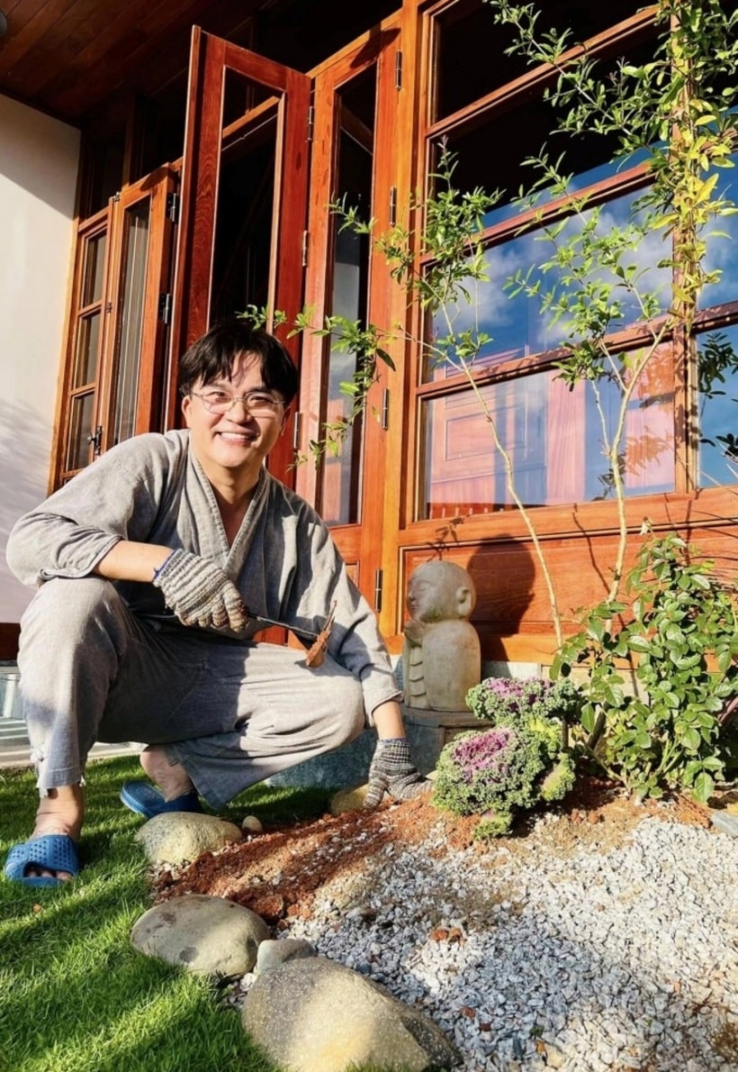 Đại Nghĩa đặt tên cho nhà vườn của mình là Mộc hương viên, tức là một khu vườn tĩnh lặng, yên bình, sự mộc mạc cùng với hương thơm của cỏ cây hoa lá hòa quyện. Đây là nơi anh và gia đình nghỉ ngơi, tiếp đón những người bạn thân khi có dịp đến Đà Lạt.