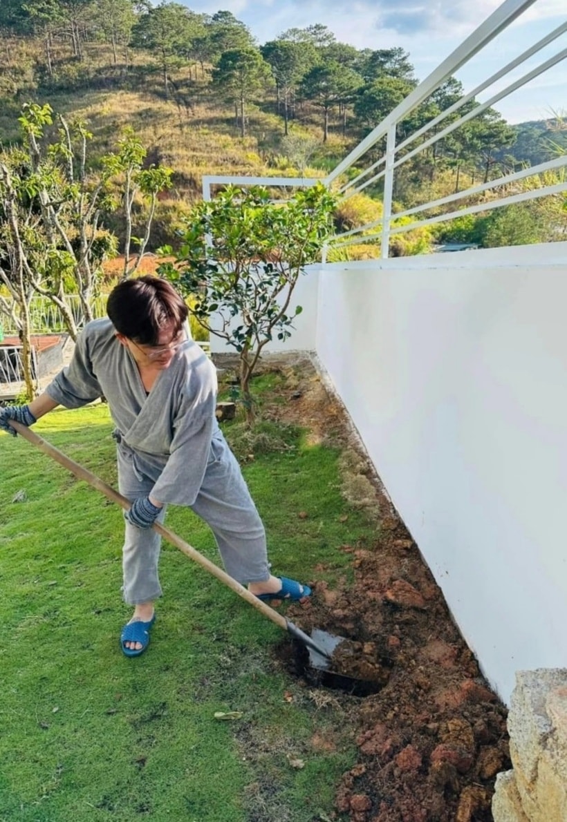 Nam MC tiết lộ anh mua mảnh đất và làm nhà vườn tại Đà Lạt từ năm 2024. Đến tháng 1, ngôi nhà 2 tầng cơ bản được hoàn thành. 