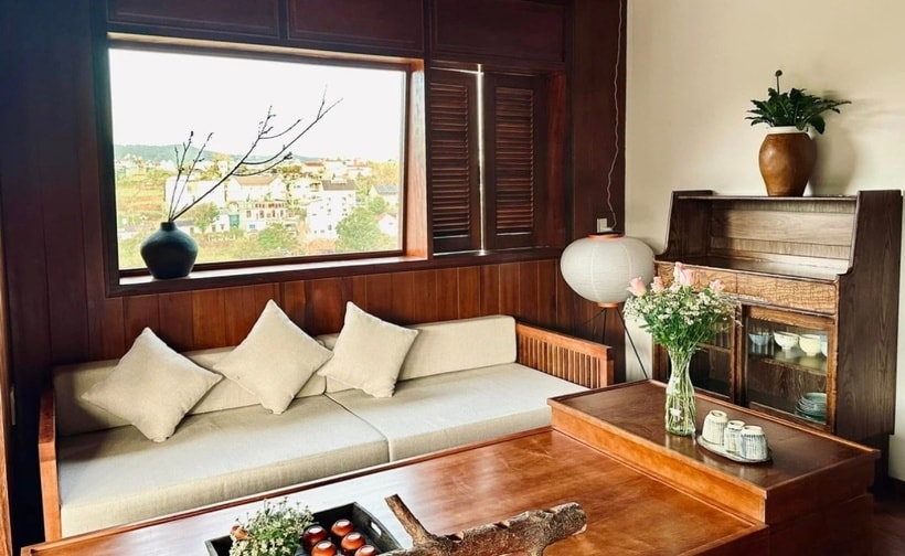 Không gian sống ở Đà Lạt của Đại Nghĩa được xây dựng mộc mạc, nội thất chủ yếu là gỗ. Ngôi nhà được thiết kế tối giản gồm phòng ngủ, phòng khách, bếp.