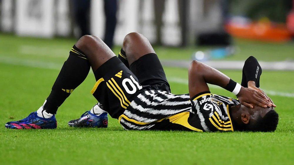 Ngôi sao Paul Pogba trượt dài trên sân cỏ. Ảnh: GETTY. bong-toi-sau-hao-quang-san-co-cua-ngoi-sao-paul-pogba (1).png