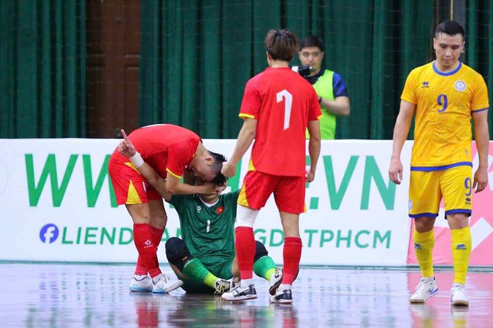 Tuyển futsal Việt Nam liên tục ghi bàn ở những giây cuối. Ảnh: Thanh Vũ