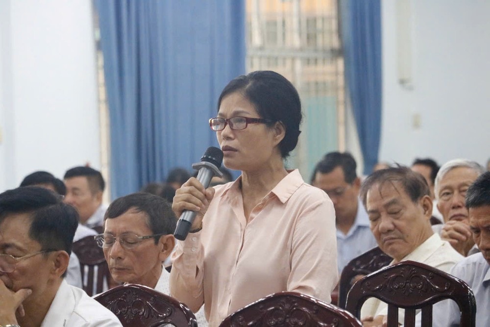 Cử tri Nguyễn Mai Hoa (phường 4) phát biểu tại buổi tiếp xúc cử tri. Ảnh: HỒNG THẮM Nguyễn Minh Đức (1).jpg