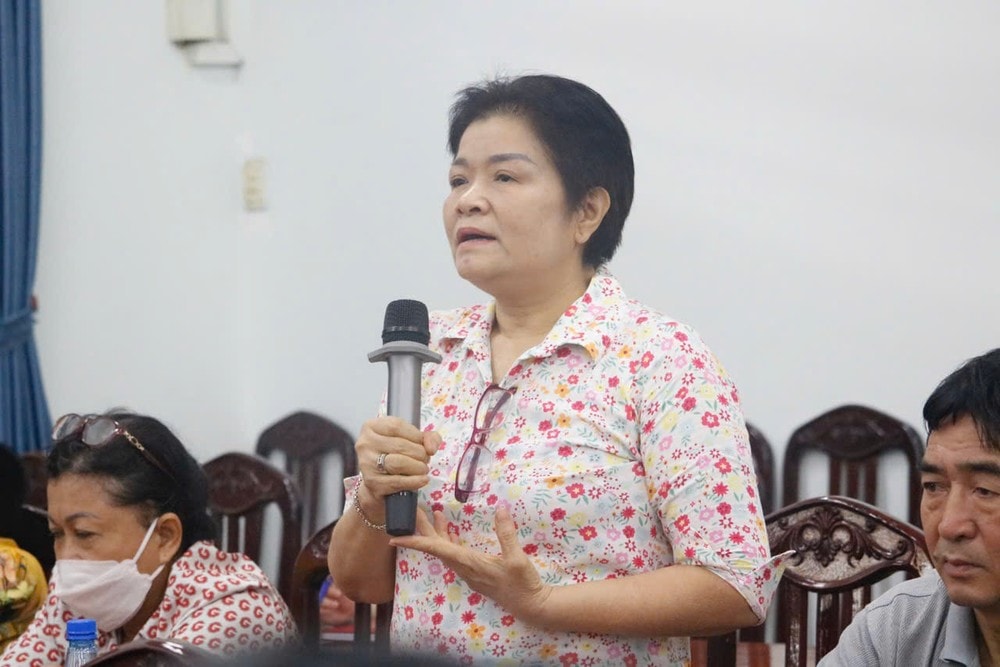 Cử tri Lê Thị Sữa (phường 4) phát biểu tại buổi tiếp xúc cử tri. Ảnh: HỒNG THẮM Nguyễn Minh Đức (2).jpg