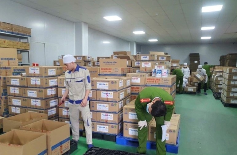 Đường dây này đã sản xuất 573 nhãn hiệu sữa bột các loại. Ảnh CA Danh sách các loại sữa trong đường dây sản xuất sữa bột giả