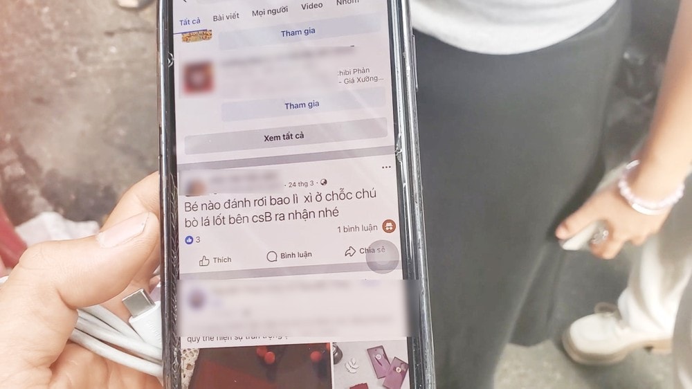Tuy nhiên, sau khi đăng tải trên mạng vẫn không có ai tới nhận nên anh Út đã giao nộp bao lì xì cho Công an phường 8, quận 10. Ảnh: NT tui-di-duong-rot-10-ngan-con-xot-anh-ban-banh-mi-nhat-bao-li-xi-hon-22-trieu-tim-nguoi-tra-lai-09.jpg