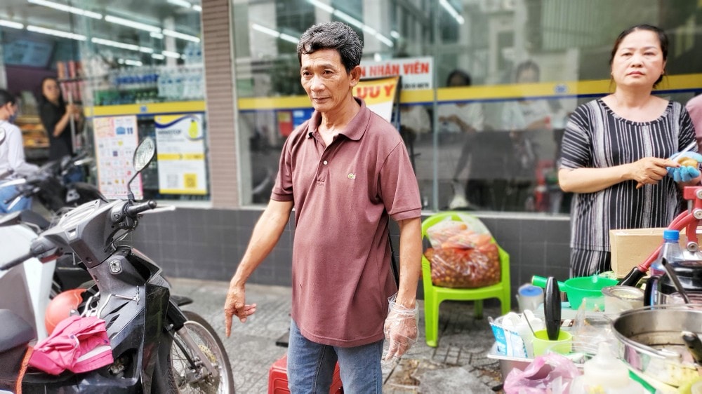 Hôm 22-3, anh Út lượm được bao lì xì chứa số tiền 22,5 triệu đồng trên vỉa hè và nói cho người xung quanh cùng biết. Ảnh: NT 'Tôi đi đường rớt 10 ngàn còn xót' - anh bán bánh mì nhặt bao lì xì hơn 22 triệu tìm người trả lại