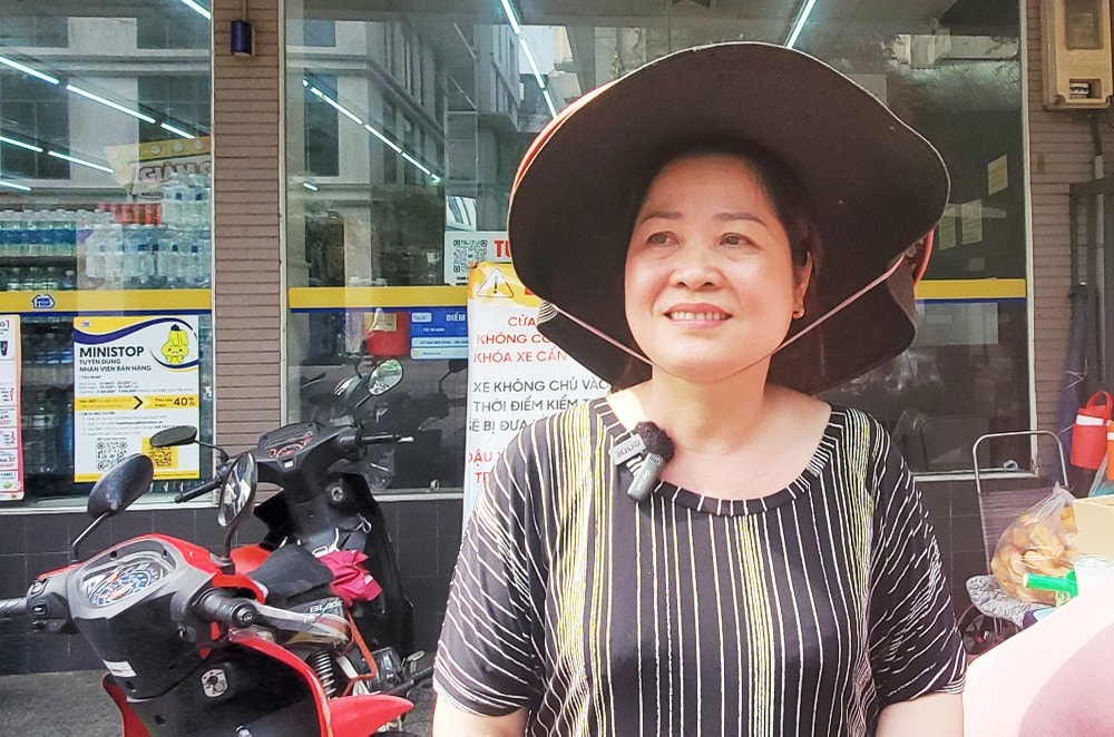 Chị Hạnh - người bán nước gần xe bánh mì đã khuyên anh Út chia sẻ lên mạng xã hội để sớm tìm được người đánh rơi. Ảnh: NT 'Tôi đi đường rớt 10 ngàn còn xót' - anh bán bánh mì nhặt bao lì xì hơn 22 triệu tìm người trả lại