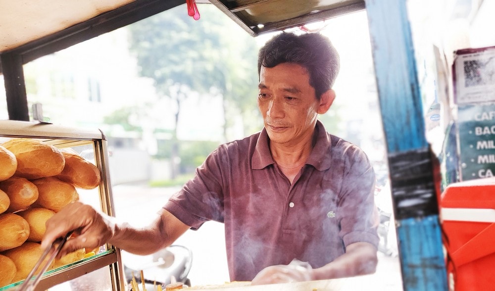 Anh Út - người bán bánh mì đã nhặt được phong bao lì xì chứa số tiền 22,5 triệu đồng hôm 22-3. Ảnh: NT 'Tôi đi đường rớt 10 ngàn còn xót' - anh bán bánh mì nhặt bao lì xì hơn 22 triệu tìm người trả lại