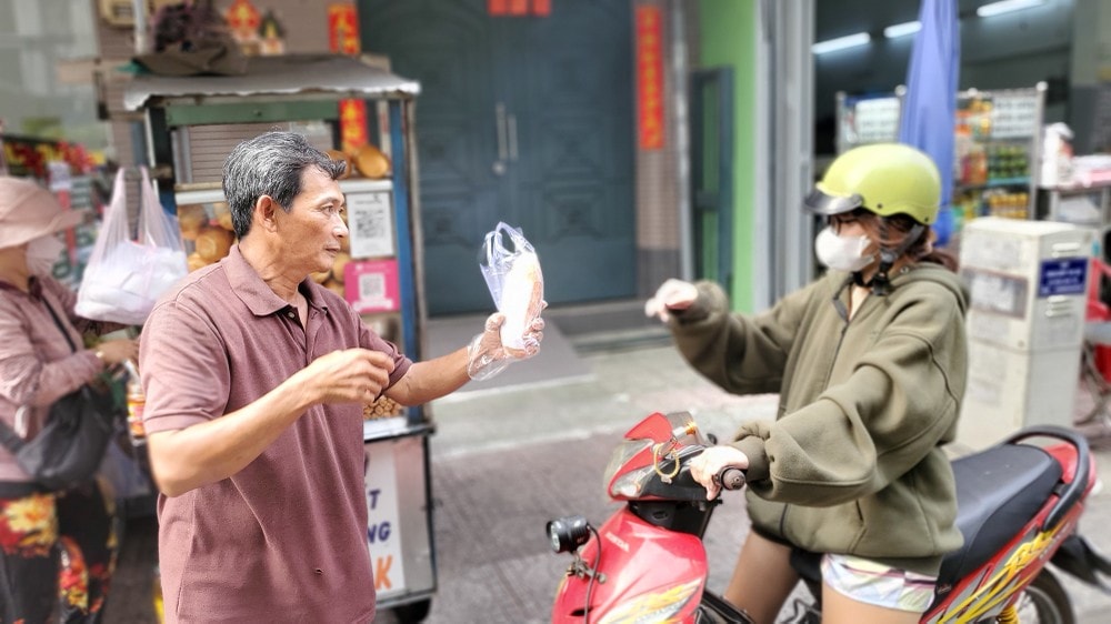 Vợ chồng anh Út từ quê nhà Hậu Giang lên TP.HCM thuê trọ, mưu sinh bằng nghề bán bánh mì lá lốt. Ảnh: NT 'Tôi đi đường rớt 10 ngàn còn xót' - anh bán bánh mì nhặt bao lì xì hơn 22 triệu tìm người trả lại