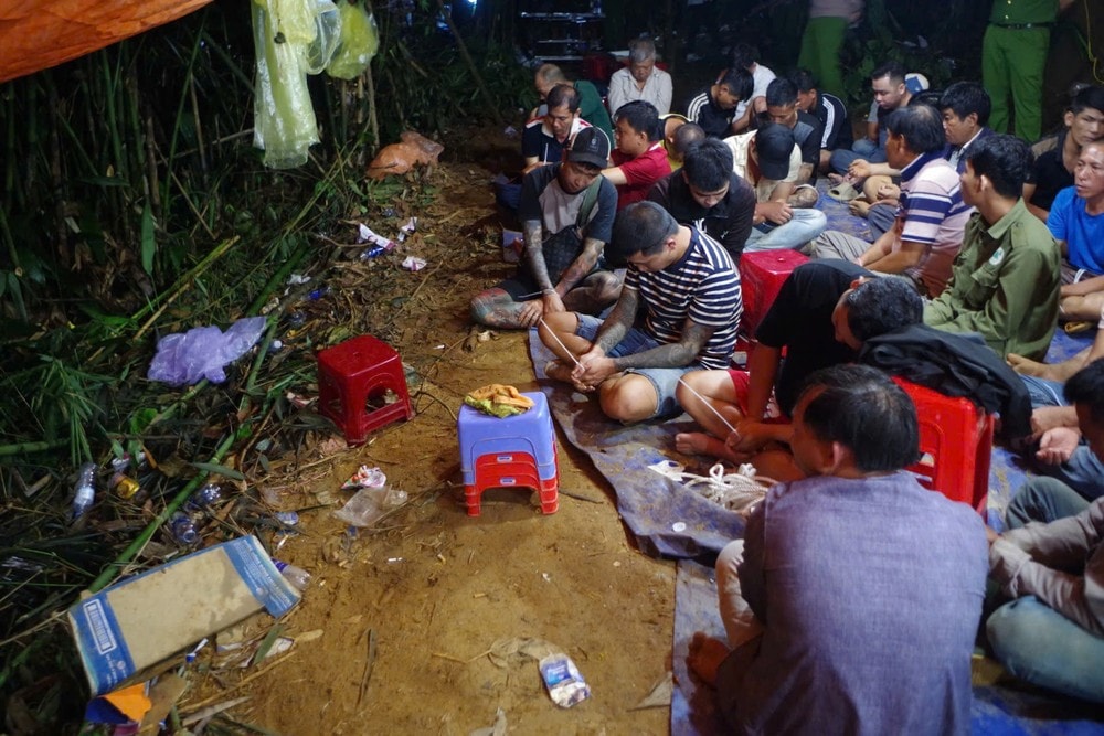 Công an Lâm Đồng triệt phá sòng bạc quy mô lớn trong rừng tre. Ảnh: VÕ TÙNG bắt sòng bạc (2).jpg