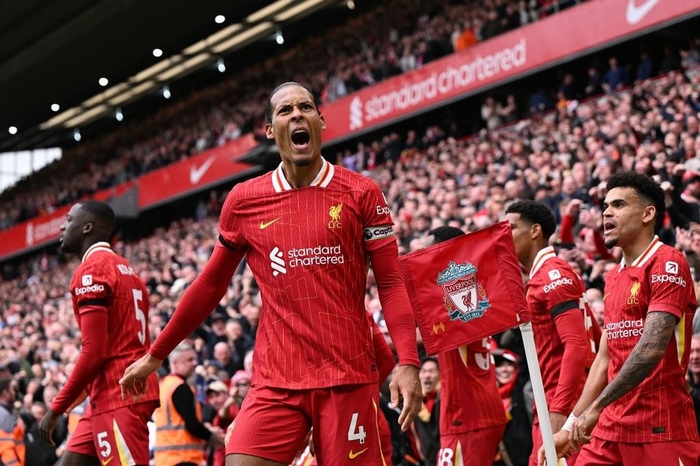 Van Dijk giải thích lý do theo bước Salah, sắp công bố bản hợp đồng mới với Liverpool. ẢNH: GETTY Van Dijk giải thích lý do theo bước Salah,Salah,van Dijk