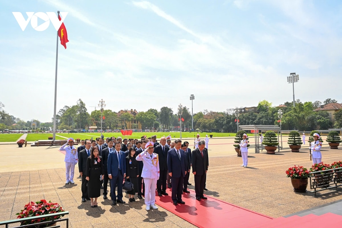 tong bi thu to lam va chu tich tap can binh vao lang vieng chu tich ho chi minh hinh anh 6