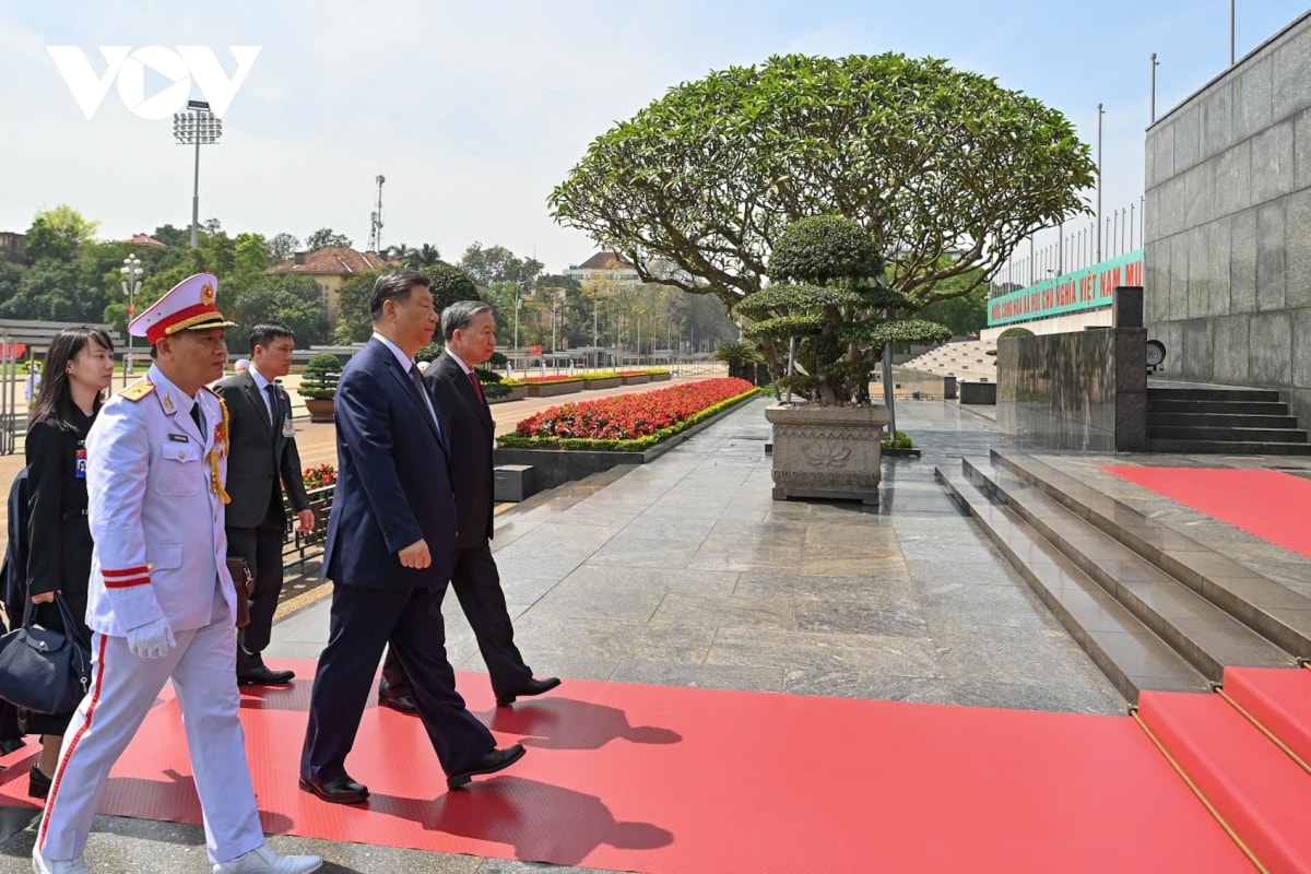 tong bi thu to lam va chu tich tap can binh vao lang vieng chu tich ho chi minh hinh anh 9