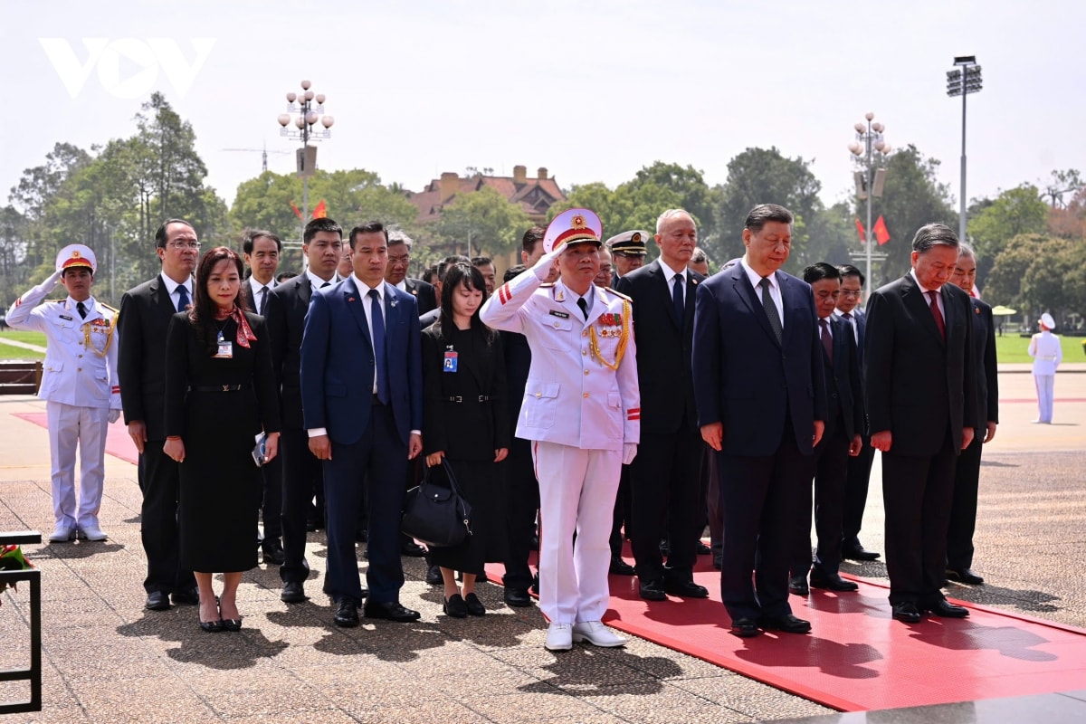 tong bi thu to lam va chu tich tap can binh vao lang vieng chu tich ho chi minh hinh anh 7