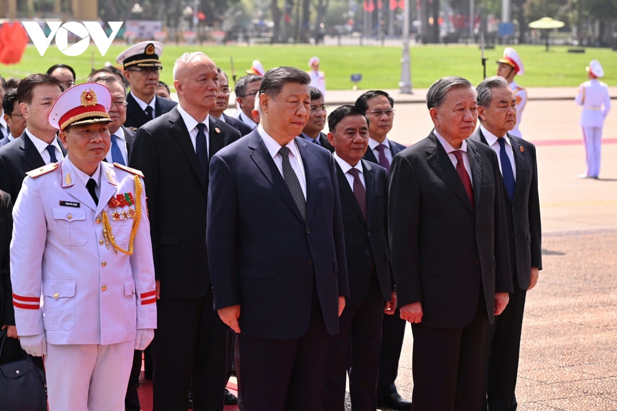 tong bi thu to lam va chu tich tap can binh vao lang vieng chu tich ho chi minh hinh anh 5