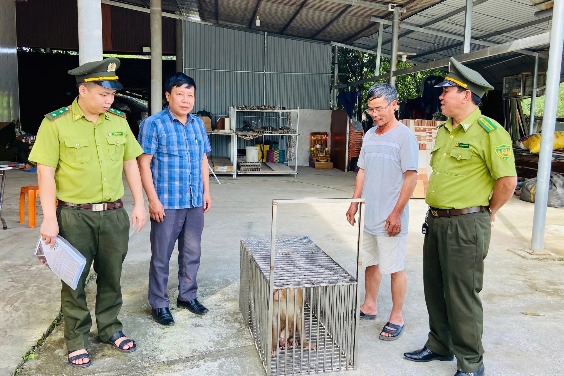 Người đàn ông bỏ tiền mua động vật quý hiếm rồi giao nộp kiểm lâm - 1 Người đàn ông bỏ tiền mua động vật quý hiếm rồi giao nộp kiểm lâm - 1